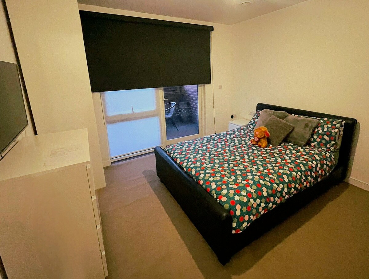 Spálňa vybavená manželskou posteľou, pohodlným ortopedickým matracom, množstvom vešiakov, šatníkom a priestorom na kreslenie, elektrickými zatemňovacími žalúziami pre nádherný hlboký spánok, 32-palcovou televíziou s kanálmi Freeview a priamym prístupom na balkón.