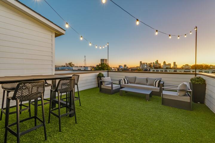 Chic Townhouse with DT Views!