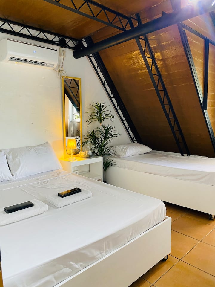 Spavaća soba 2 ima jedan jednostruki krevet i jedan bračni krevet.