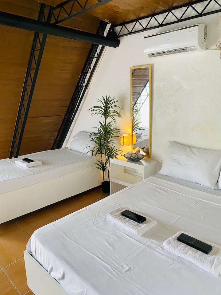 Postoje 2 kreveta, jedan jednostruki i jedan bračni krevet (160x200). 