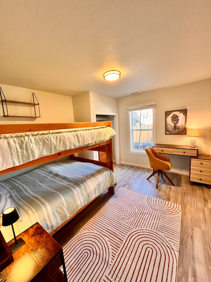 სრული ორსართულიანი საწოლი სამუშაო მაგიდით