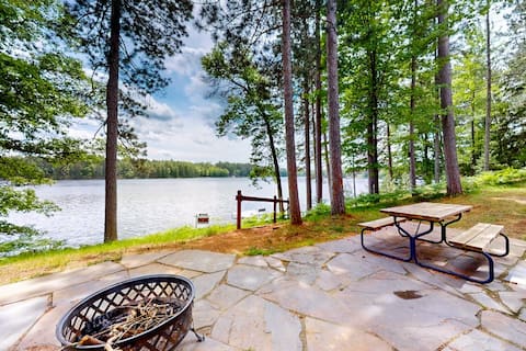 Log Home with Dock, Pool Table & WiFi
