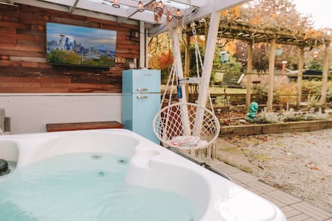 Urban Retreat (1st and 2nd floors) with Hot Tub