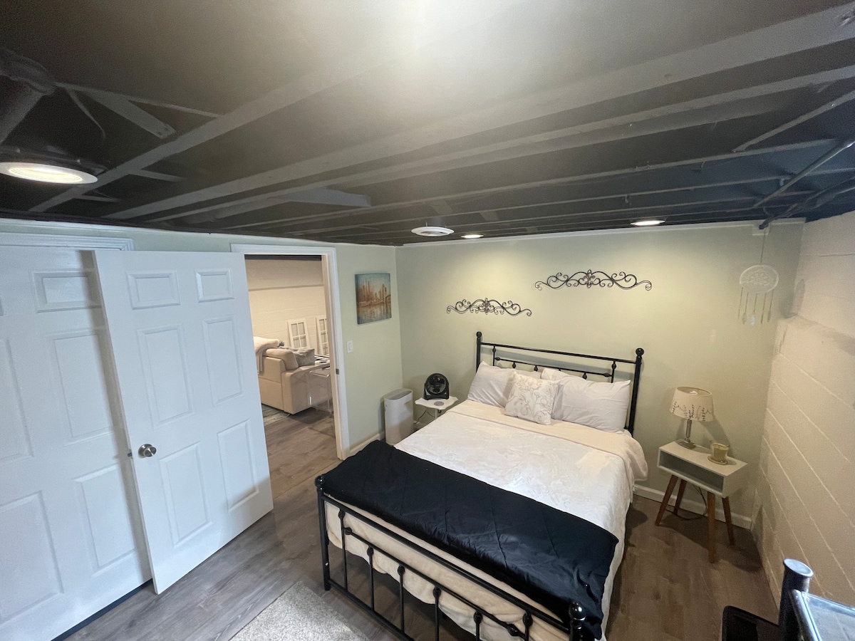 Საძინებელი: გარმეტის/გარდერობის საკიდი საკიდებით.