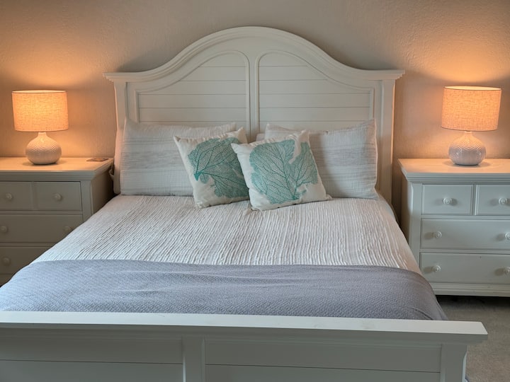 Queen tempur-pedic mattress. Brand new bedding. 