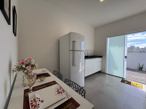 Airbnb em destaque: Cozy and private ground floor apartment in Tijucas em Tijucas