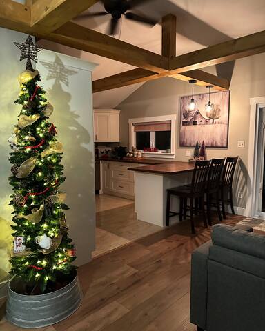 Muddy River Retreat – private backyard & hot tub