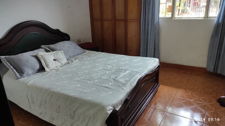 Hermosa habitación con baño privado, luz natural  y vista al jardín. 