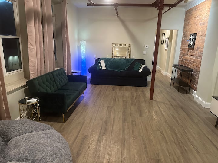 Heart Of Downtown Loft - 헌팅턴