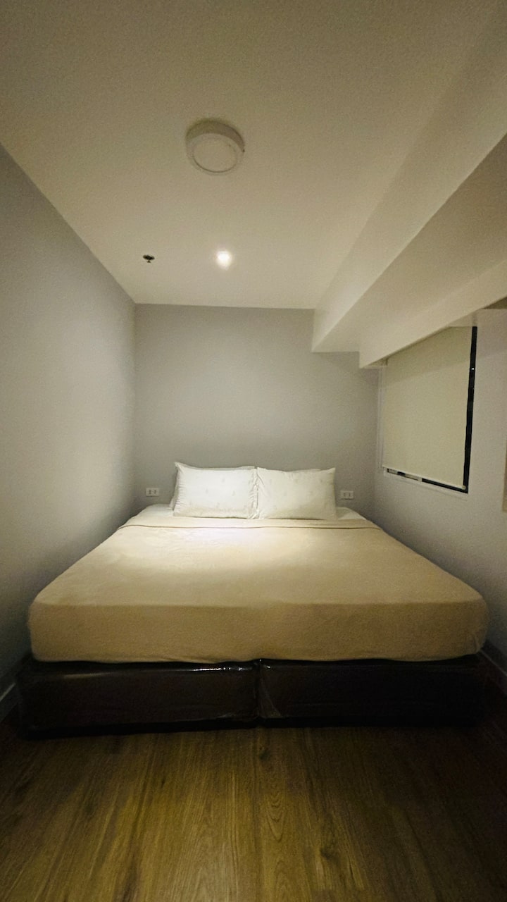 Le lit peut être aménagé en deux lits jumeaux ou en lit king size, veuillez nous le faire savoir à l'avance :)
