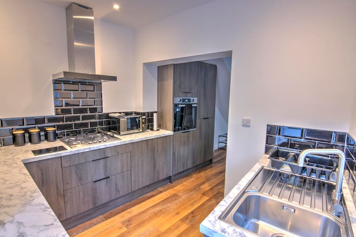 Spacious 2-Bed •SUPER HOST sleeps 6 • Free Parking gallery image 3