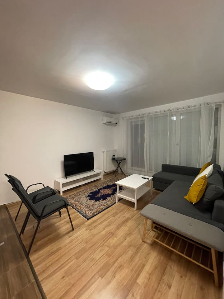 Zeenat Apartment With Balcony + Free Parking. - Budapest