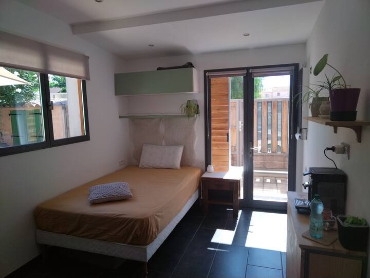 Slaapkamer met opklapbare tafel. 