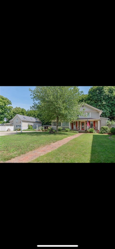 Huge! 25 GUEST-15 beds-7.5 baths