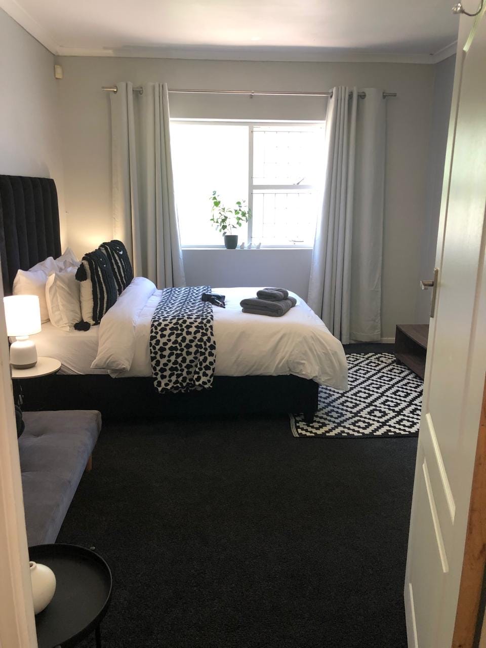 قاعدة سرير ولوح رأس جديد! غرفة نوم مفروشة بالسجاد حديثًا مع سرير مزدوج مع لحاف بحجم كوين وأريكة مريحة وتلفزيون ذكي