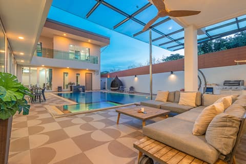 K8 8 Bedroom 9 Bathroom Modern Light Luxury Super Large Pool Villa, KTV Room, Wongamat Beach