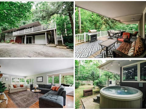 Chic Golf Course Escape | mins to dwntwn + Hottub!