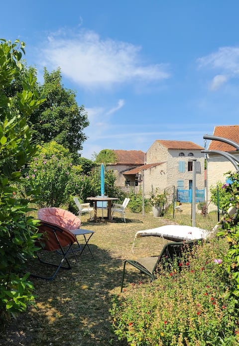 "Lapardelange" cottage for 2 to 6 people, center of Charroux