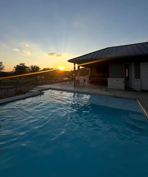 Swim-up Bar Pool + Golf Course Views | Sleeps 24