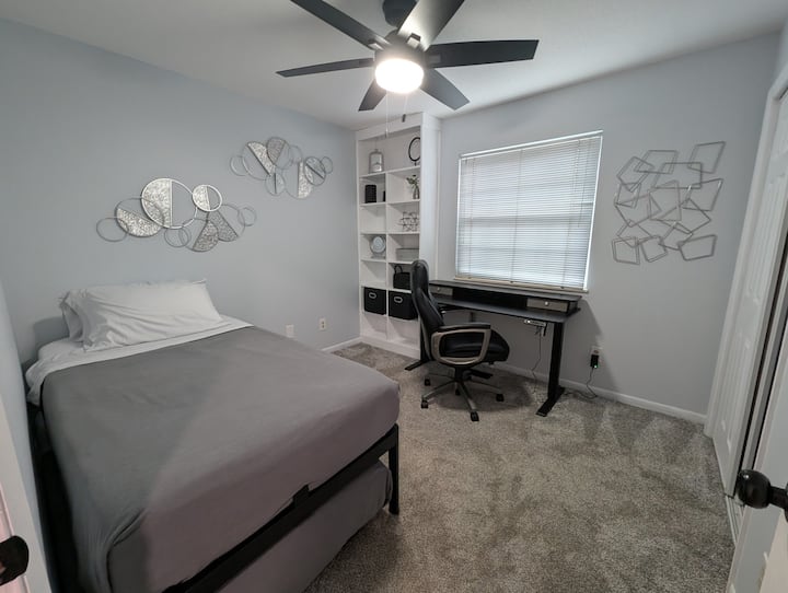 שולחן עבודה וכיסא משרדי נינוח, בתוספת שתי מיטות נפרדות