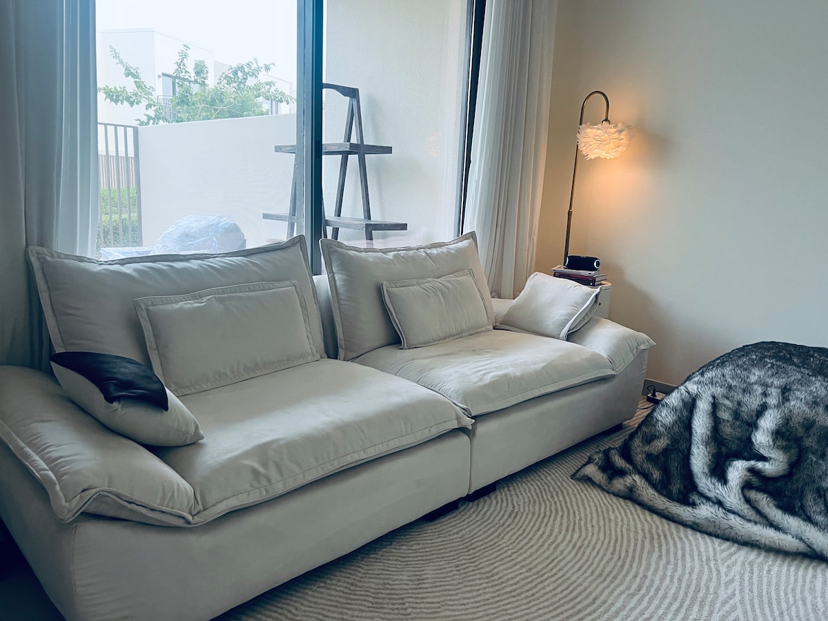 Popular Airbnb listing: Room in a villa, Gym&Pool, peace community in Madinat Al Mataar