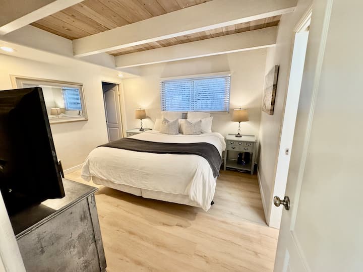 Ძირითადი საძინებელი დიდი საწოლით , სააბაზანოთი, ტელევიზორით და კარადაში გასეირნებით
