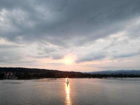 Houseboat with terrace and Jacuzzi on Lake Maggiore