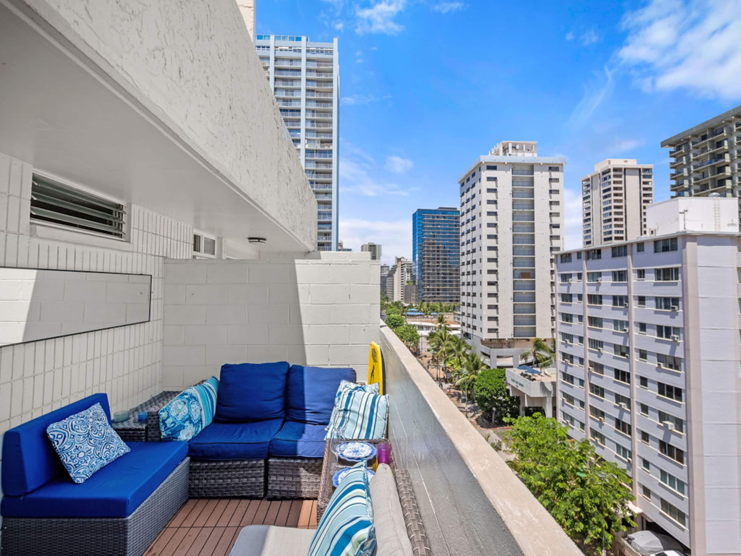 Waikiki Beach 2 Min Walk | Private Balcony Studio - Image 25