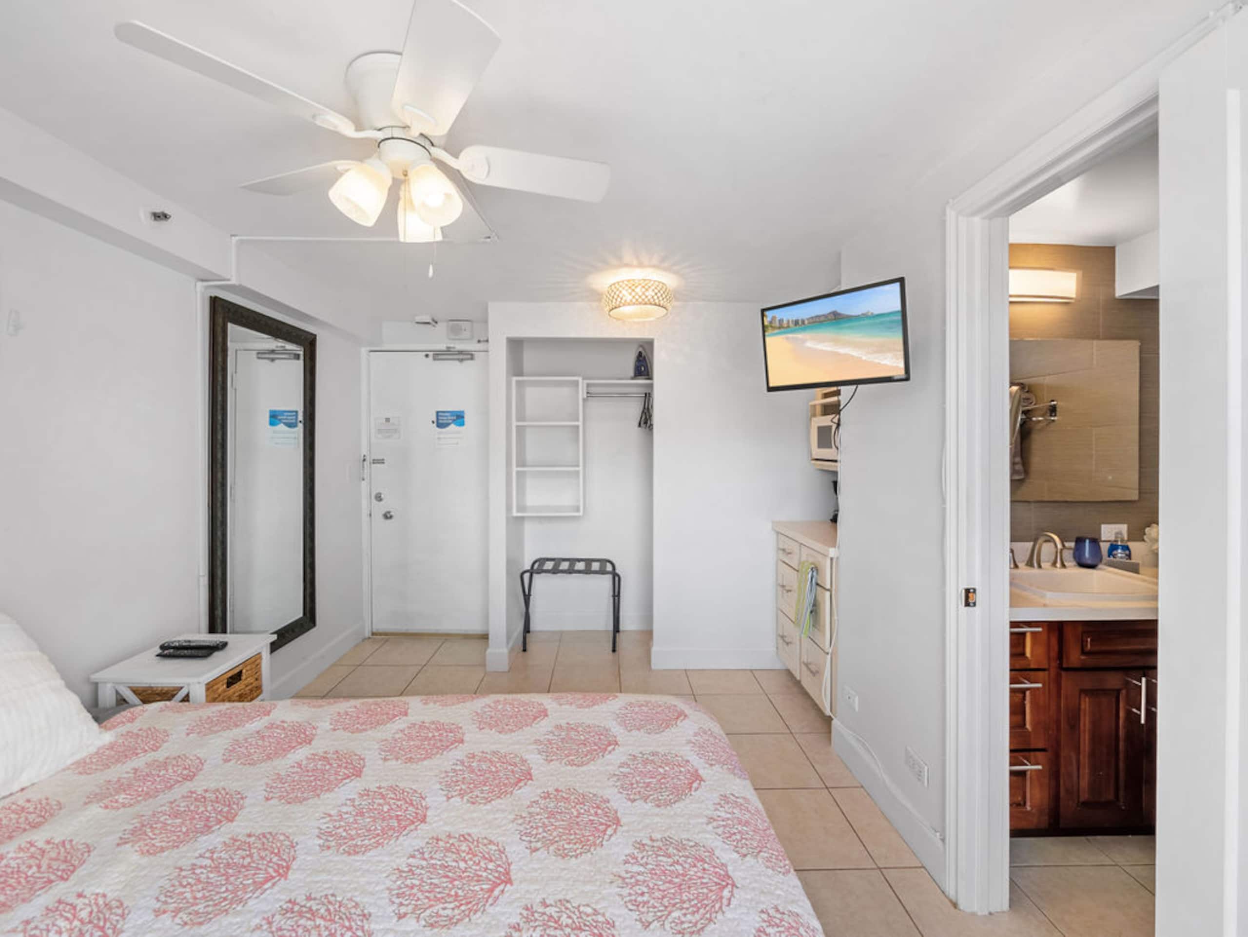 Waikiki Beach 2 Min Walk | Private Balcony Studio - Image 41