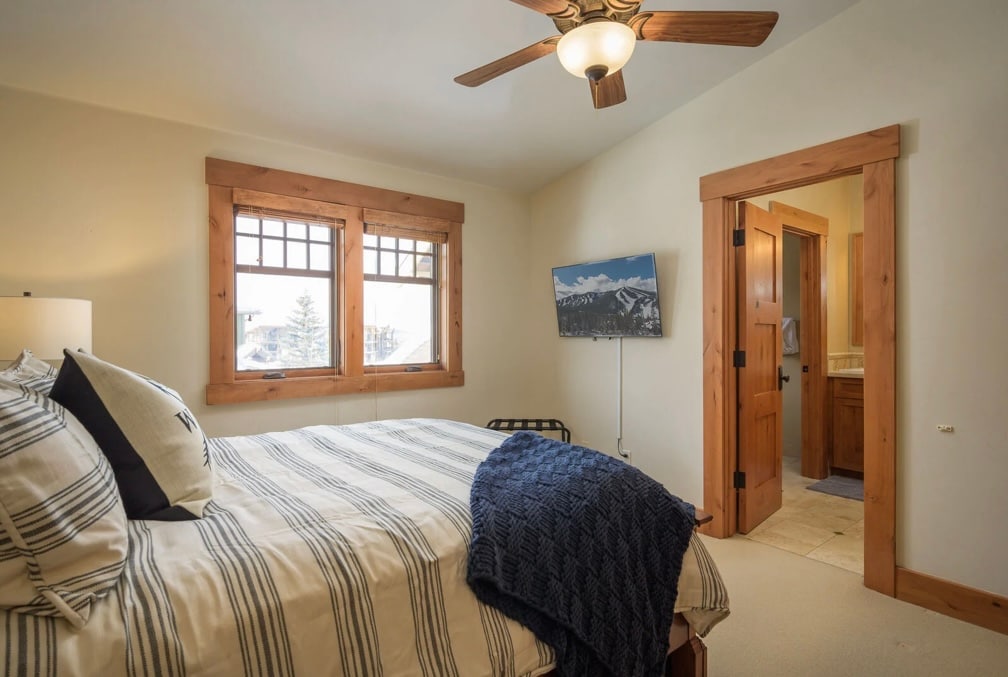 This is locate don the second floor. Čim hodate stepenicama s lijeve strane. Ima izravan pristup zajedničkoj kupaonici za svakoga