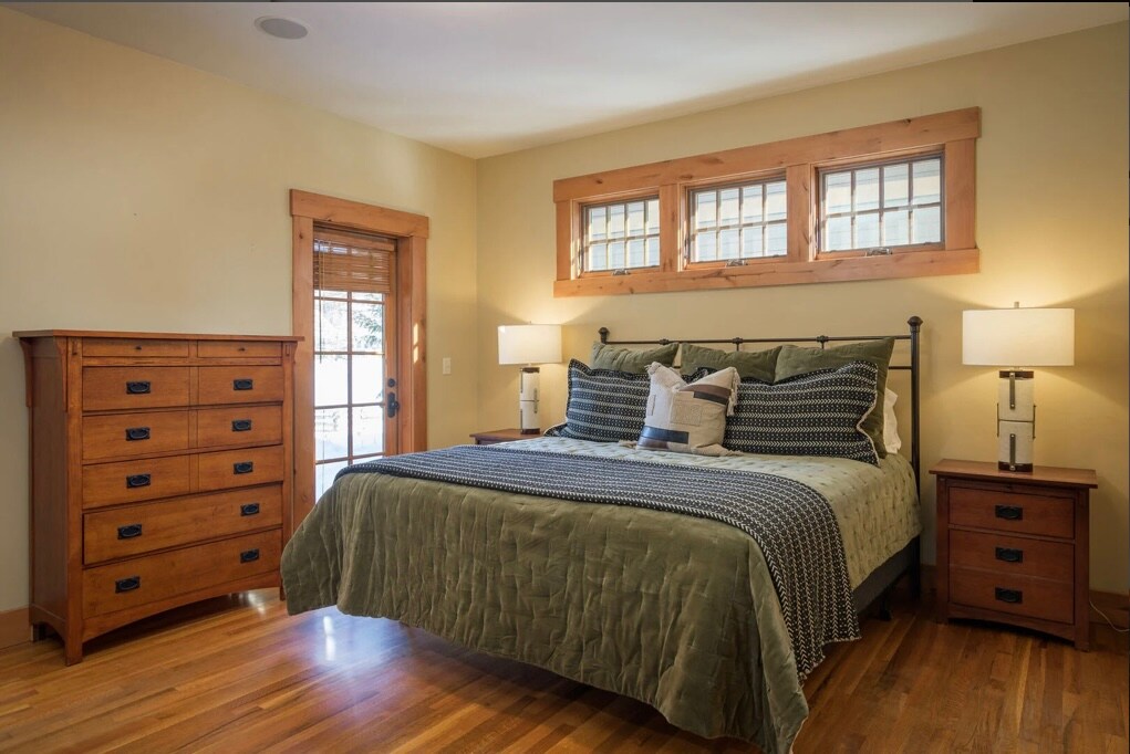 Ovo je glavna spavaća soba. Nalazi se na prvom katu. Jedina spavaća soba koja se nalazi u spavaćoj sobi  odmah iza kuhinje. Ima vlastitu kupaonicu i privatni ulaz u dvorište/masažnu kadu