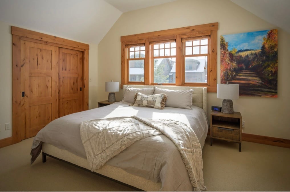 Ovo je spavaća soba koja se nalazi na katu u prvoj spavaćoj sobi s desne strane. Ima TV i uredski prostor