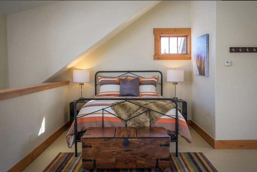 Smješten iznad garaže s dnevnim boravkom i vlastitom kupaonicom