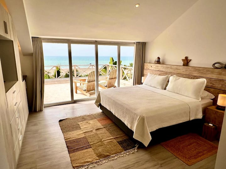 DHOMA KRYESORE E GJUMIT
Ambient i ozonizuar, i dezinfektuar dhe i aromatizuar imët për rehatinë dhe sigurinë tënde.  Pajisjet A/C të papërshkueshme nga zëri.