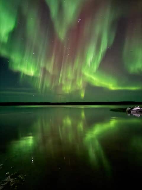 Aurora views from 2 br apartment by lake!