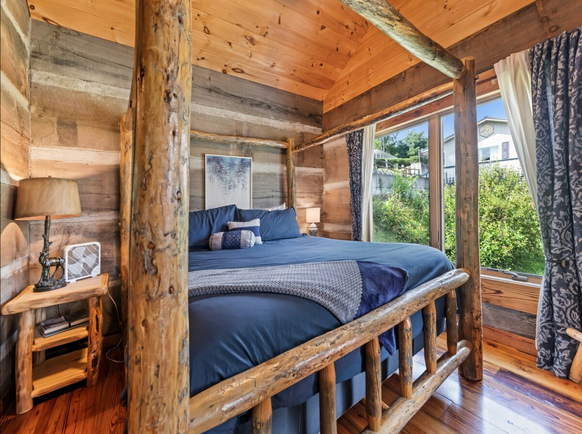 Dormitorio principal en el primer piso con acogedora cama tamaño king y lujosas sábanas. 