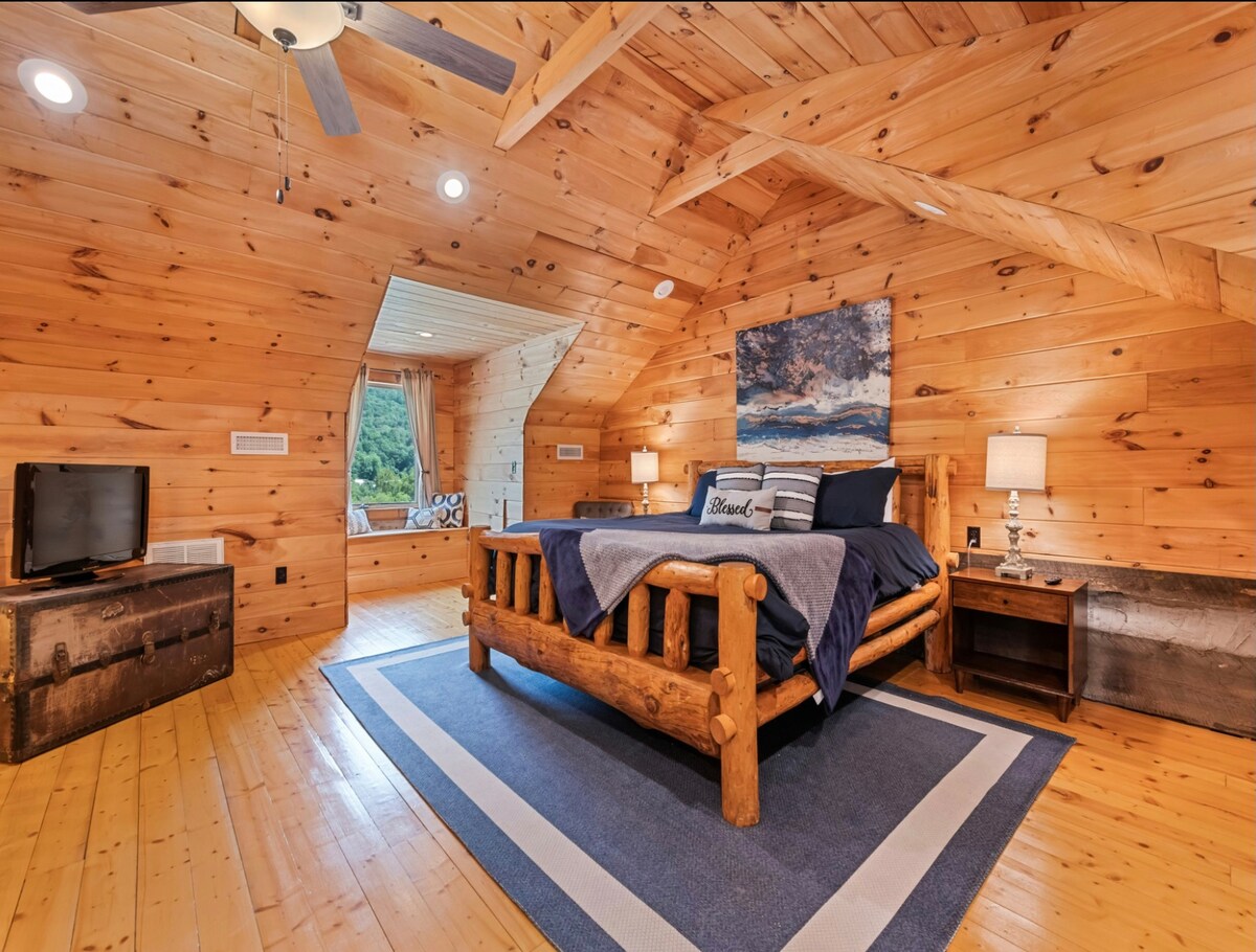 Dormitorio en la planta alta con cama tamaño king, TV y baño completo adjunto. 