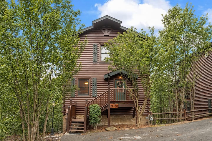 Game Room + Hot Tub • Sleeps 14 • Easy Roads! - Gatlinburg, TN