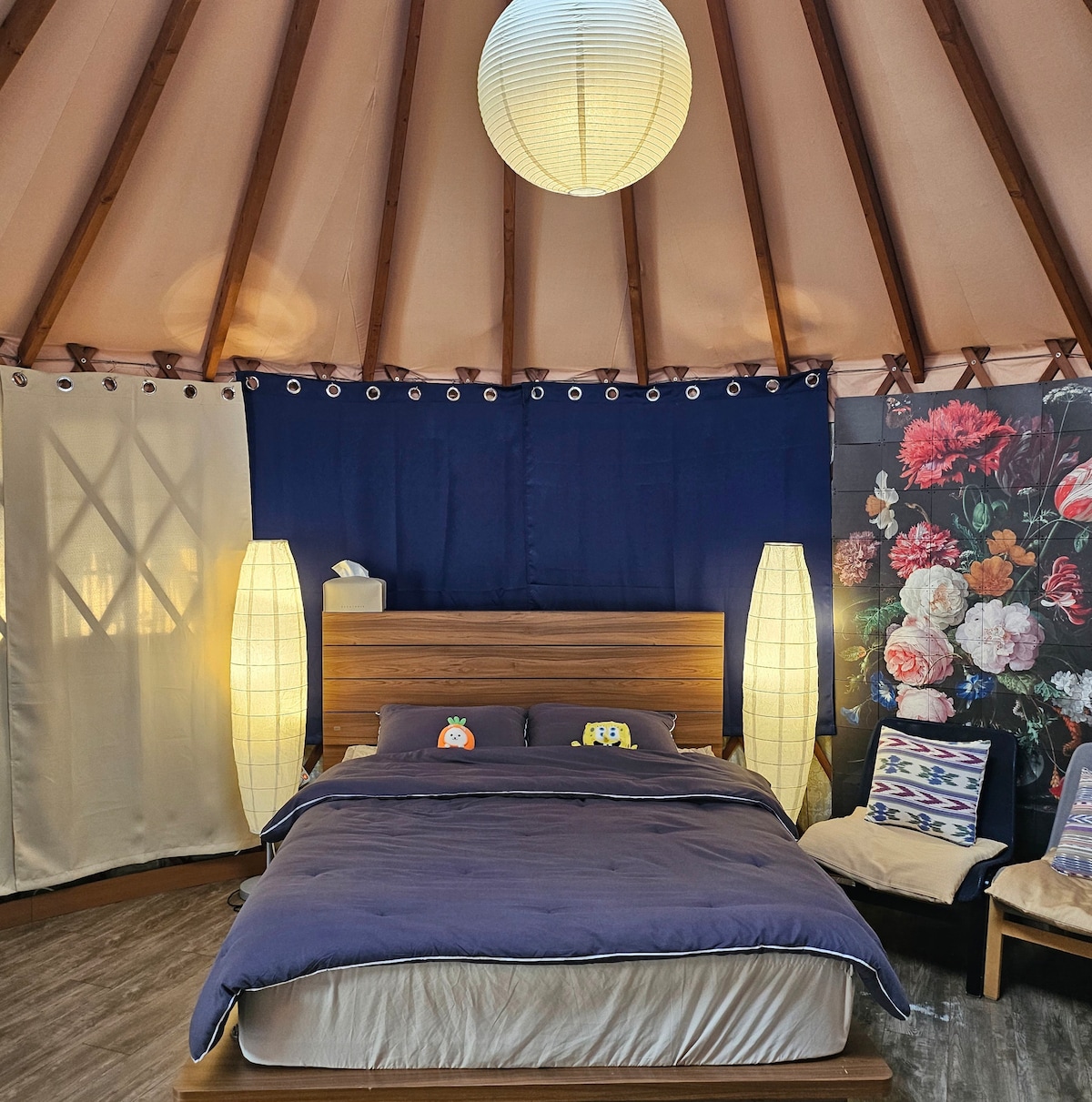 Que tengas una noche cómoda viendo las estrellas y la luna desde la ventana sobre la pensión en la pensión Whistle Pension construida como Ger House.
 La cama es tamaño king, y cambiamos el edredón de cuatro estaciones, la almohada esponjosa y la funda del colchón cada vez.