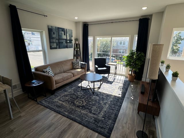 NEW 4BR/2.5 Bath Duplex w. Parking 10 min from EWR gallery image 2