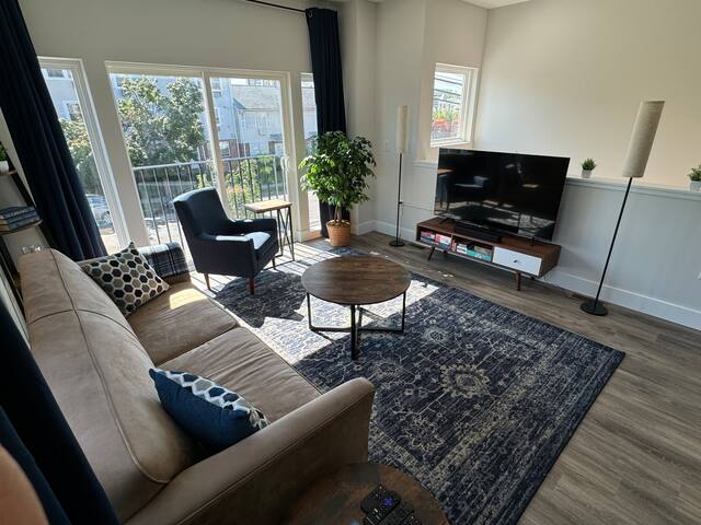 NEW 4BR/2.5 Bath Duplex w. Parking 10 min from EWR