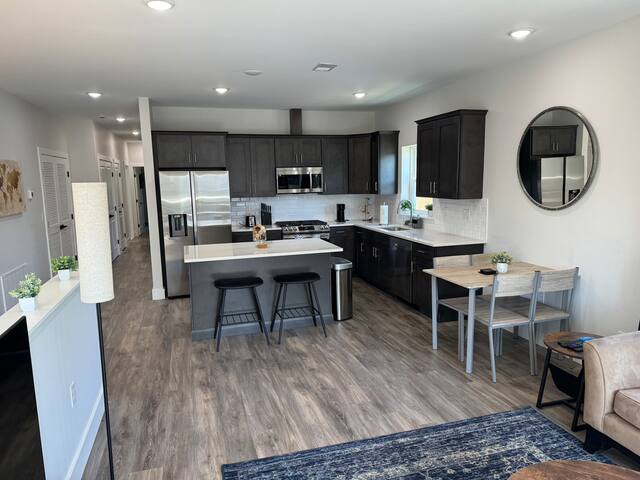 NEW 4BR/2.5 Bath Duplex w. Parking 10 min from EWR gallery image 4