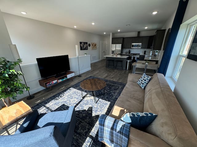 NEW 4BR/2.5 Bath Duplex w. Parking 10 min from EWR gallery image 3