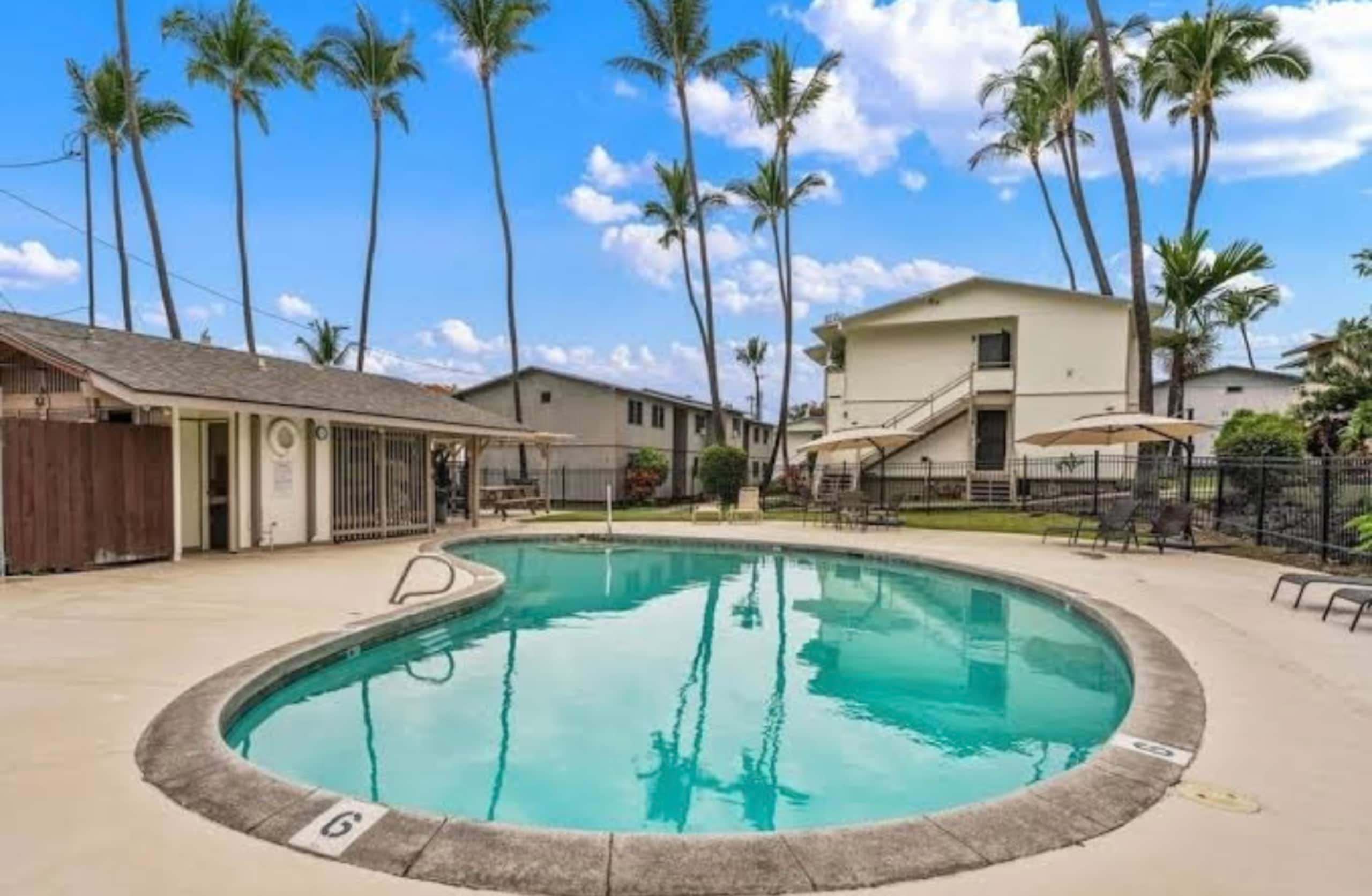 Condo in Kailua-Kona · ★4.95 · 2 bedrooms · 2 beds · 1 bath - Image 1