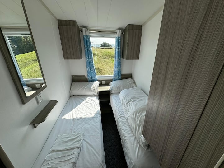 Vyumba 3 vya kulala kwa jumla, vinalala 6.

Matandiko yote yametolewa, pakia tu taulo zako.
