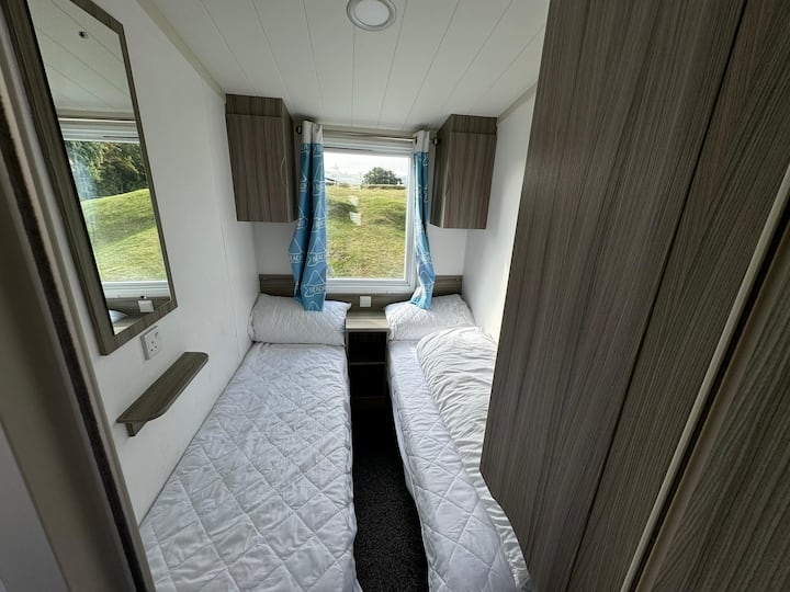 Starehe pamoja!
Hifadhi, rafu, kufungua dirisha lenye mng 'ao mara mbili, joto la kati chumbani, zuia mapazia, lakini kwa nini uyafunge, angalia mwonekano huo ili uamke.
Matandiko yote yametolewa, pakia tu taulo zako.

