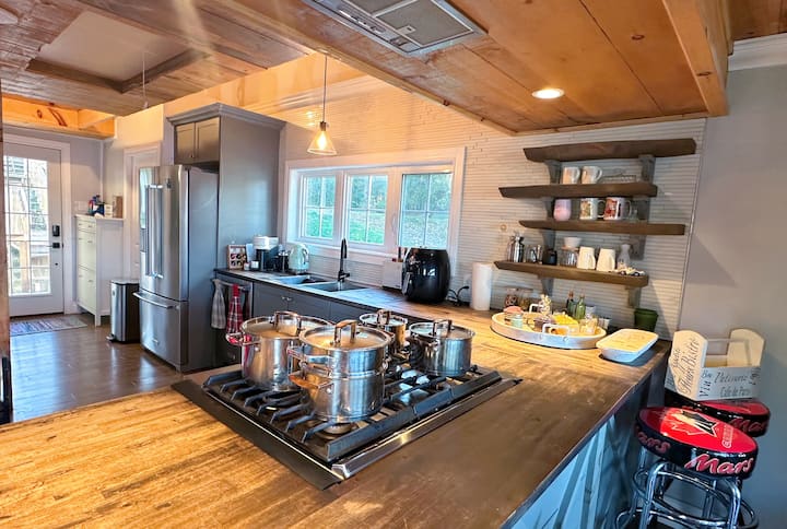Sparrow Sunset Retreat
Lakefront• Hot Tub • Dock - Muskoka
