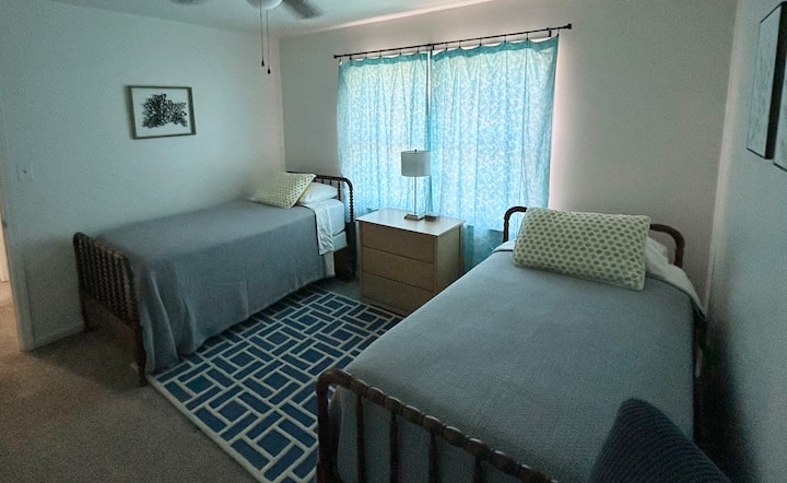 2 Einzelbetten und eine kleine Kommode