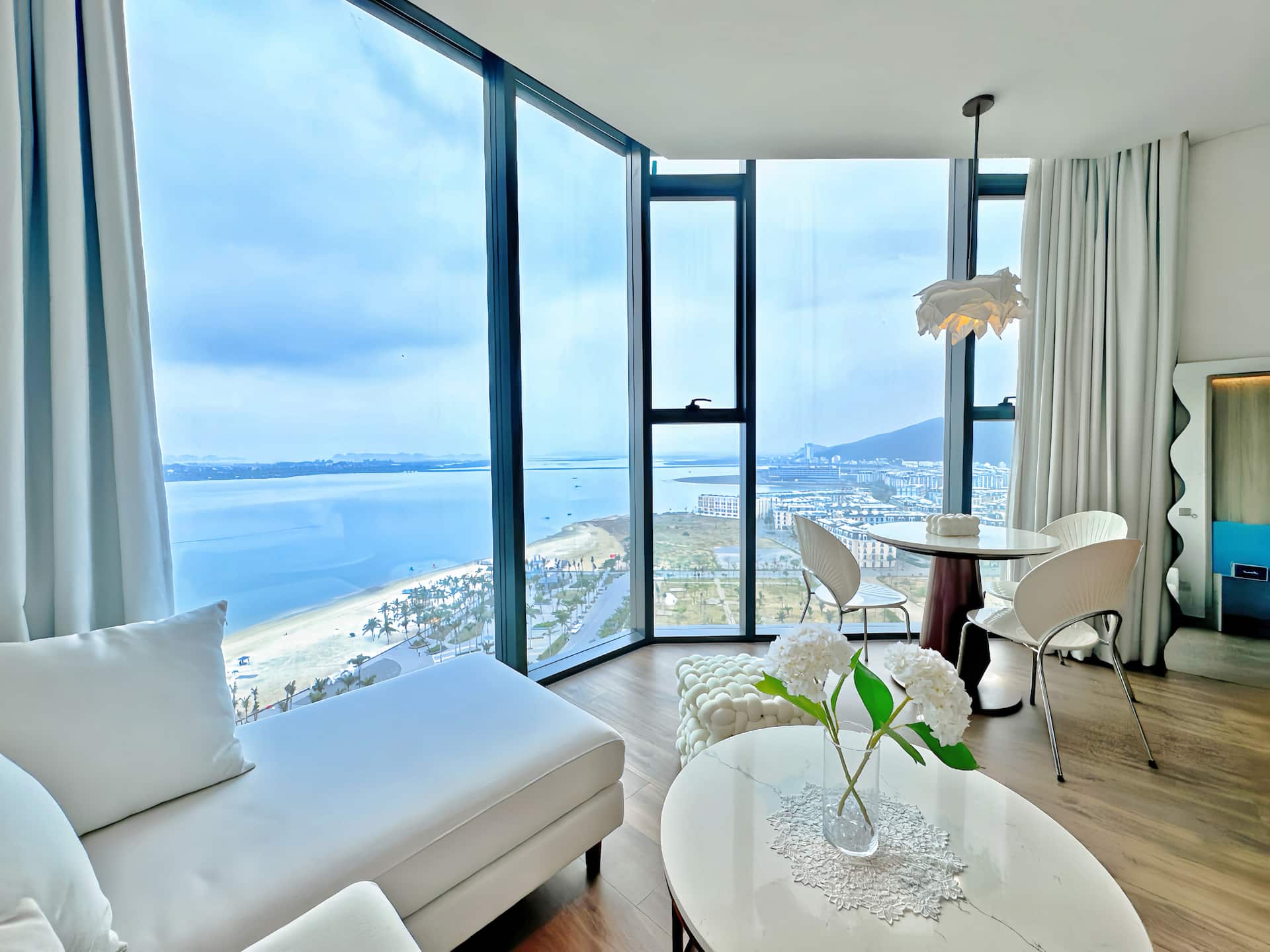 Alacarte HaLong Bay seaside Apartment