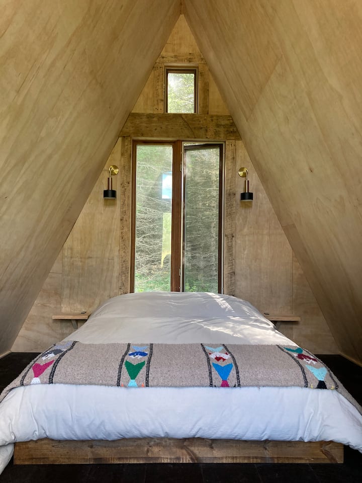 - godoro la povu la kumbukumbu la ukubwa wa malkia 
- mito yenye ubora wa juu
- 100% matandiko ya pamba ya asili
